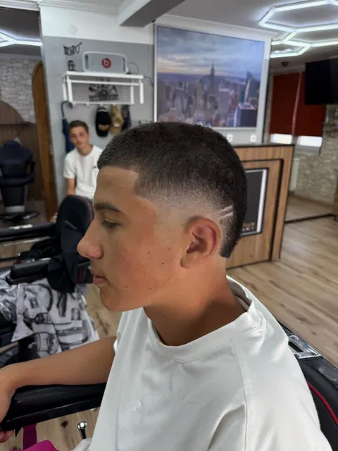 Buzz Cut mit Fade und Hair Design