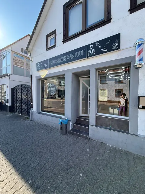 Ladenfront von C.B's Barber Cut in der Darmstädter Straße 49