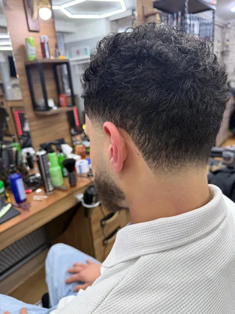 Locken mit Taper Fade und Bart
