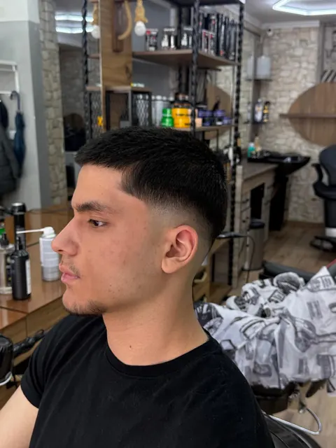 Skin Fade mit French Crop und sauberer Kontur